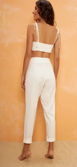 TOP COM PREGAS E AMARRACAO FRONTAL OFF WHITE