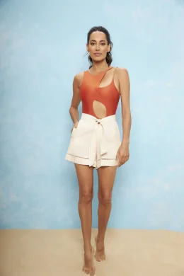 SHORT C/DETALHE BARRA E COS AMARRACAO