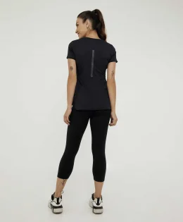 T-SHIRT SKIN FIT ALONGADA GOLA V PRETO