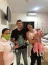 Guilherme Parizotto, ao lado de Mayara Frank, recebe o presente da auxiliar de hotelaria Lucineide Fernandes