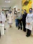 Paciente da radioterapia, Nilton Villela, sendo presenteado pelo Dia dos Pais