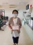 Ioshiko Hassegawa, paciente da Radioterapia, mostra seu presente de Dia das Mes