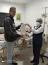 Mnica Loureno entrega o presente para Paulo Srgio Zampieri, esposo de Daniele Cristina Batisto Zampieri