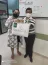 Karina Augusta do Esprito Santo recebe o presente da coordenadora do Berario, Mnica Loureno