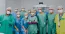Equipe da cirurgia: Atrs: Alexandre Madarena (anestesista), Marcio Sales (mdico), Lucia Costa (enfermagem), Maristela Silveira (enfermagem)  frente: Marcel Deladonio (instrumentao), Andrea Tejaro (enfermagem), Carolina Jorge (enfermagem), Marilyse Fernandes (mdica responsvel pela cirurgia), Paulo Moscardi (proctor), Marcelo Galesso (mdico), Rafaela Franchim (representante strattner)