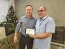 Aparecido Donizeti Agostinho (presidente) entrega a placa e o presente para o colaborador Claudio Teures de Oliveira, que comemorou 45 anos de empresa