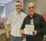 Luciano Humberto Soares Camargo (superintendente) presenteia o colaborador Vladimir Aparecido Cruz Martins, que comemora 25 anos de Unimed