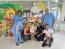 Na foto, a paciente Helena Yuki Eigenheer Kawahara recebendo o presente da equipe do Hospital Unimed Bauru