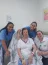 As colaboradoras Giovanna, Tamires e Paula, entregam o presente para a paciente Maria Tereza Grazi Lino