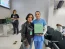 Luci de Souza, gerente de enfermagem do HUB, entregando brinde sorteado para uma participante
