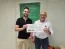 Danilo recebe o prmio da Campanha PME das mos de Oderlei Pereira Sanches, do departamento comercial da Unimed Bauru