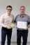 Jos Mecca Guerin apresenta o trofu e o certificado ao presidente da Unimed Bauru, Marcus Vinicius Marques