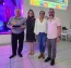 O presidente da Unimed Bauru recebe o trofu pelo apoio ao evento