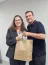 Neila Pulzatto Digue de Carvalho, colaboradora com mais elogios do Centro de Diagnstico Unimed(CDU) na categoria externa, ao lado, o diretor superintendente da unidade, Roger Tdde Mansano