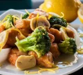 1/2 Salmão Com Brócolis Ao Molho de Limão 1/2 Salmão Com Brócolis Ao Molho de Limão