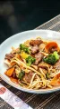 Opção 01: Cozinha Chinesa: Yakisoba tradicional + rolinho primavera