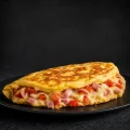 Omelete de presunto, queijo e tomate picado