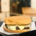 138 -Hambúrguer artesanal e queijo. 138 -Hambúrguer artesanal e queijo.