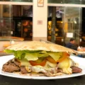 170 - Beirute Pão sírio, filé mignon, três queijos, bacon, tomate e alface. 170 - Beirute Pão sírio, filé mignon, três queijos, bacon, tomate e alface.