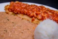 Filé de peixe, molho de camarão, arroz e pirão Filé de peixe, molho de camarão, arroz e pirão