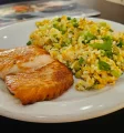 Salmão grelhado com yakimeshi Salmão grelhado com yakimeshi