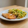 Salmão Grelhado com Yakimeshi