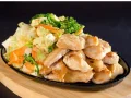 Teppan Yaki de Frango com Yakimeshi Teppan Yaki de Frango com Yakimeshi