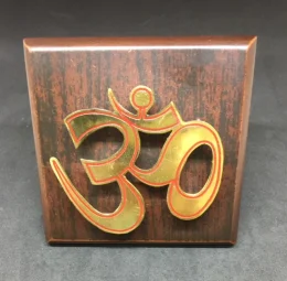 Porta Retrato OM de Metal na Madeira