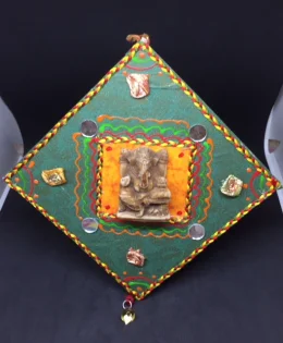 Quadro Ganesha Com Espelhos e Fios Coloridos de Linha