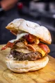 Procurado - Cheddar + Bacon + Cebola Caramelizada + Cogumelos