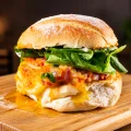 INTRUSO - Burger Linguiça, Mussarela, Vinagrete com molho de Mostar e Mel e Rúcula