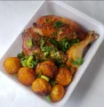 MEIO FRANGO ASSADO COM FAROFA E BATATA MEIO FRANGO ASSADO COM FAROFA E BATATA