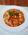 NHOQUE DE BATATA RECHEADO C/ QUEIJO  AO MOLHO SUGO E BRANCO