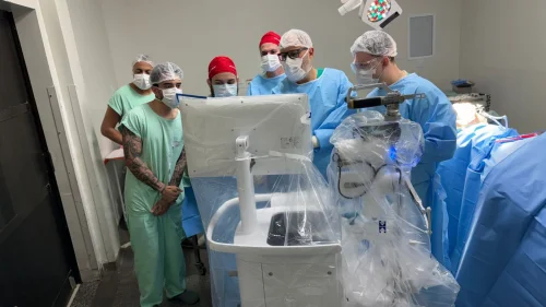Hospital Beneficncia Portuguesa de Bauru realiza primeira artroplastia de joelho bilateral com auxlio do sistema robtico VELYS(TM)