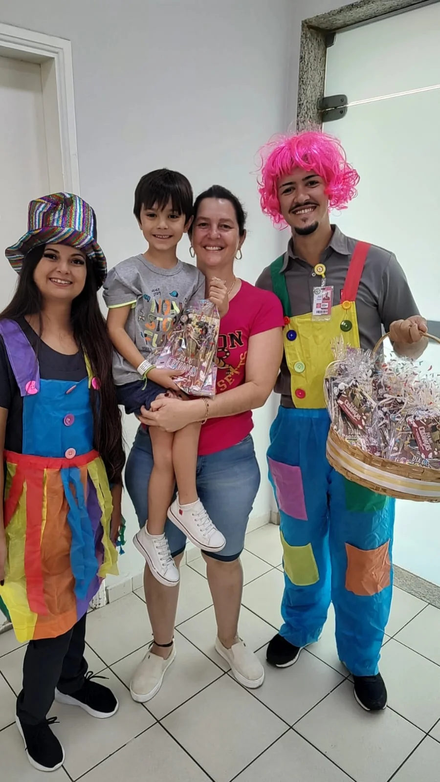 Pacientes peditricos se encantam com presentes e visita de personagens
