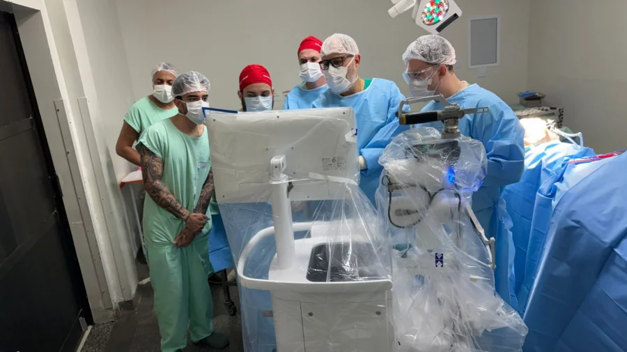 Hospital Beneficncia Portuguesa de Bauru realiza primeira artroplastia de joelho bilateral com auxlio do sistema robtico VELYS(TM)