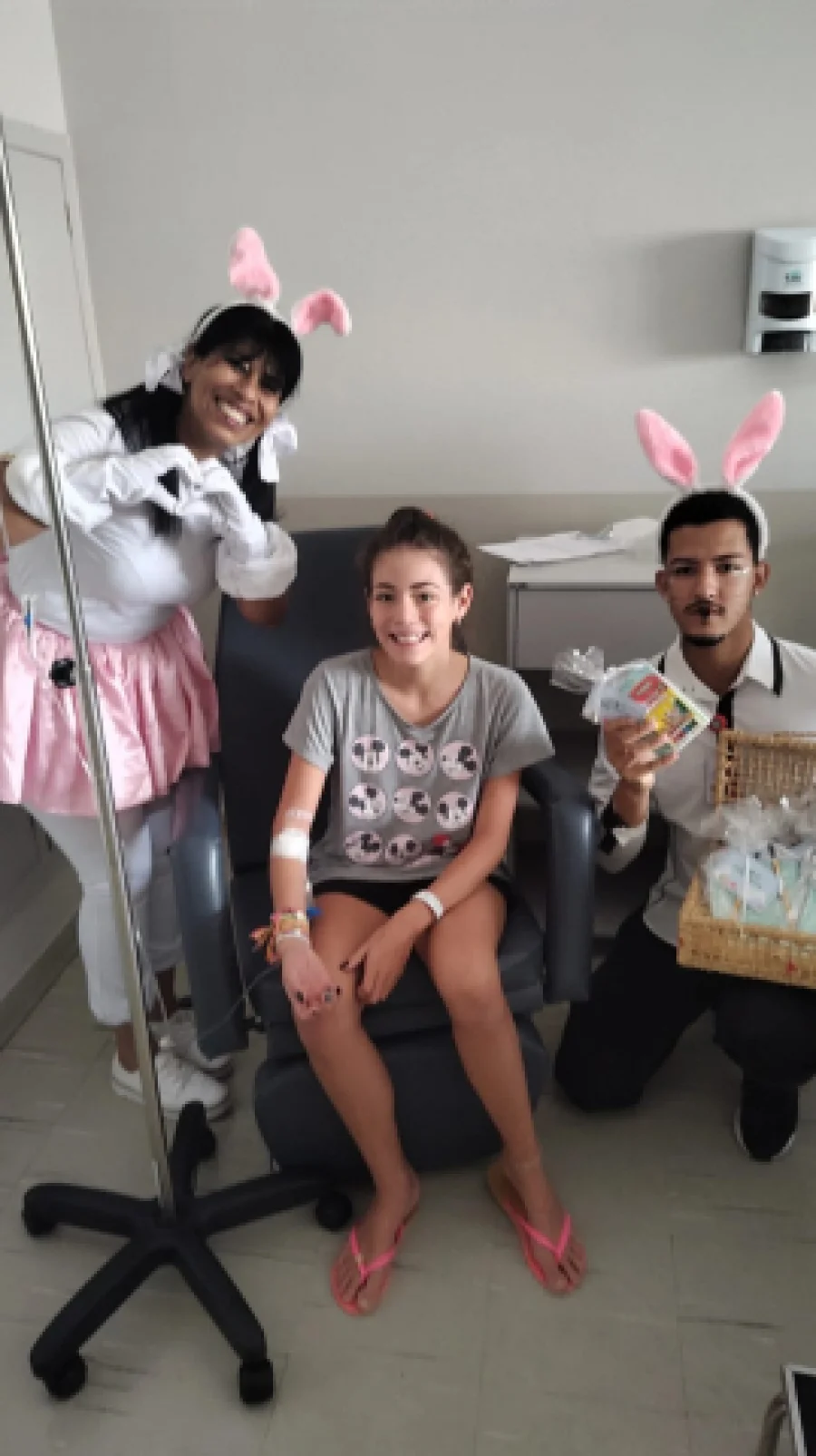 Hospital Beneficncia Portuguesa de Bauru entrega presente de Pscoa para os pacientes peditricos