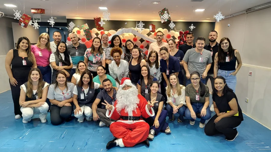 Beneficncia Portuguesa surpreende colaboradores com presena de Papai Noel na entrega do benefcio de Natal