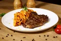 Fettuccine ao sugo com contrafilé Fettuccine ao sugo com contrafilé
