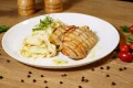 Fettucine ao molho de três  queijos com filé de frango Fettucine ao molho de três  queijos com filé de frango