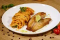 Spaghetti ao sugo com filé de tilápia Spaghetti ao sugo com filé de tilápia