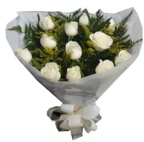 RAMALHETE DE 12 ROSAS BRANCAS