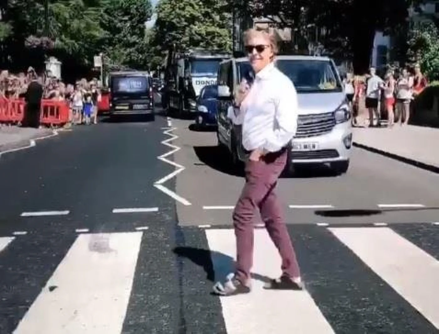 Paul McCartney surpreende fs ao atravessar faixa de pedestres de Abbey Road