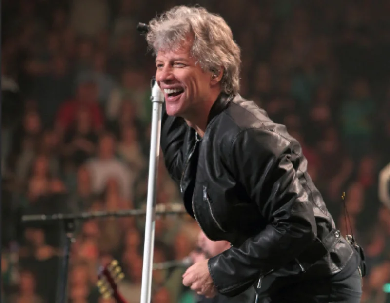 Jon Bon Jovi fala sobre desempenho vocal e problema de saúde