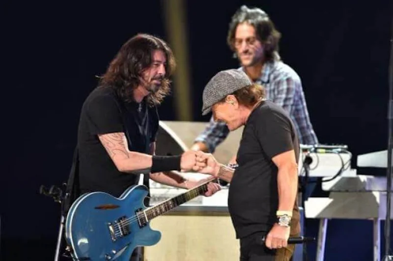 Foo Fighters recebe Brian Johnson em primeiro show com pblico de 2021