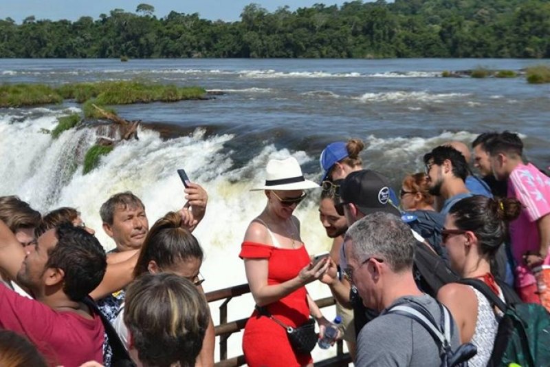 Katy Perry é vista 'turistando' nas Cataratas do Iguaçu