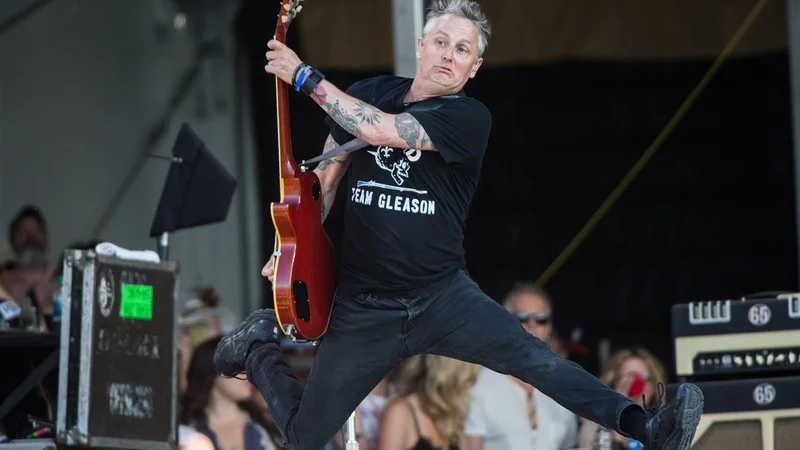 Guitarrista do Pearl Jam, cai do palco durante apresentao