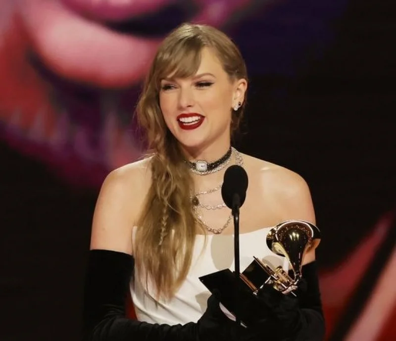 Taylor Swift ganha principal categoria do Grammy e anuncia lbum novo