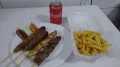 4 espetinhos + Batata frita + Refrigerante