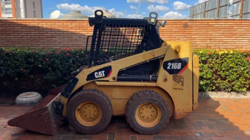 imagem do produto Mini Carregadeira Caterpillar 216B Ano 2012